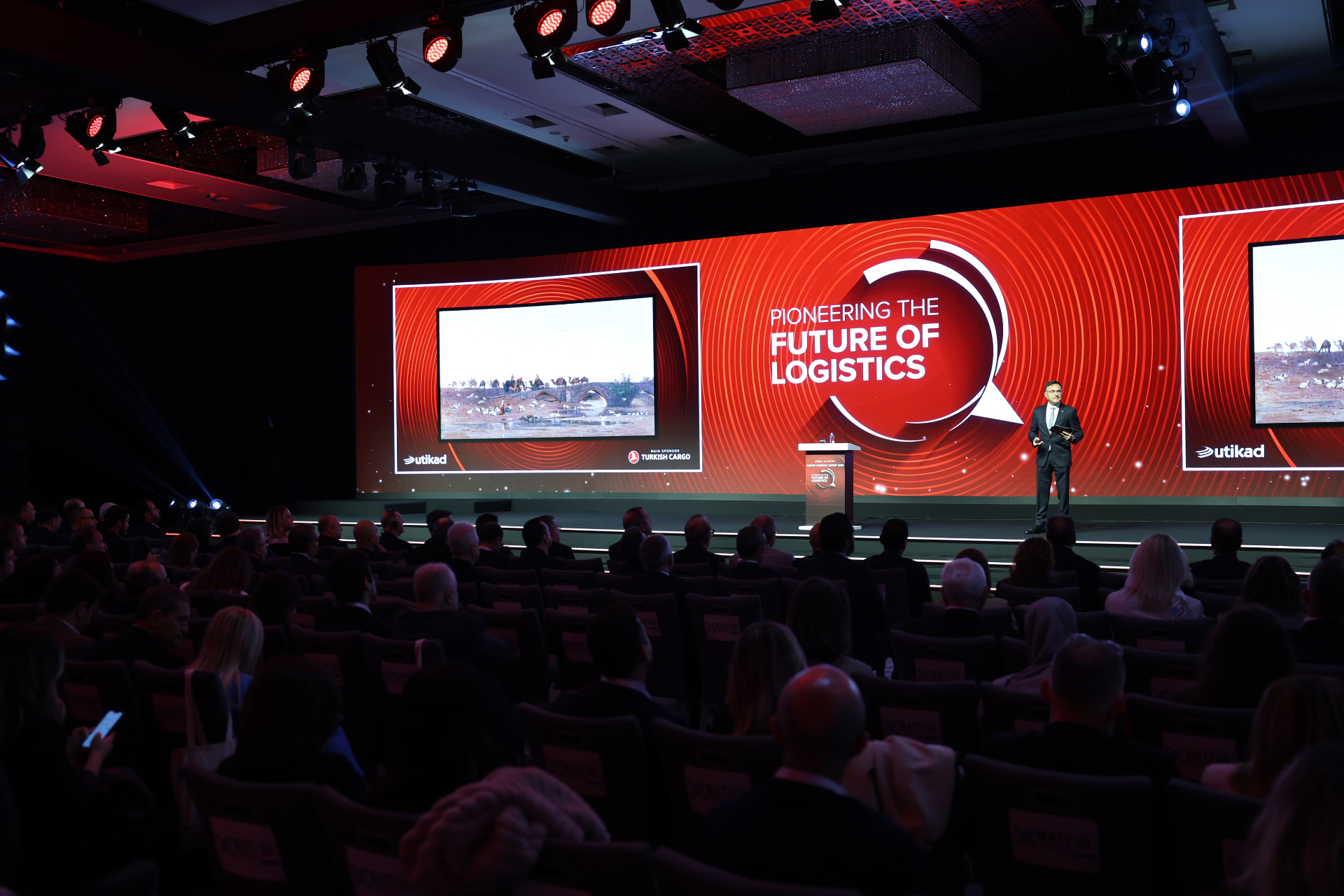 Türkiye Logistics Summit 2025 — Ana sahne ve Pioneering the Future of Logistics LED kurgusu