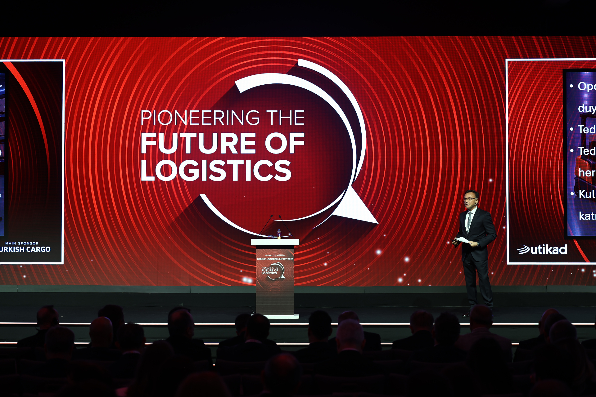 Türkiye Logistics Summit 2025 — Dev LED duvar ve zirve konuşması